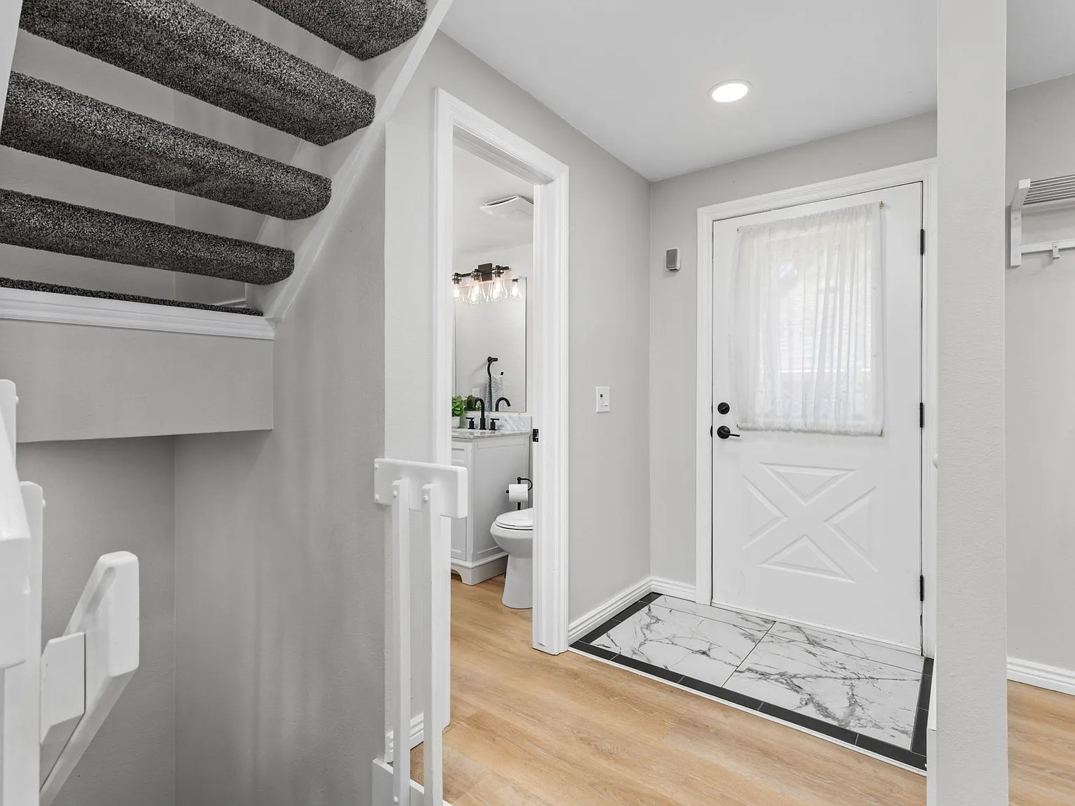 3 bed, 2.5 bath, 1589 sqft, $2,300 — Photo 2