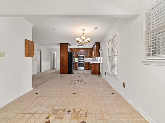 4th image of 215 Oakview Cir