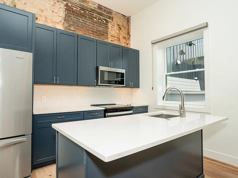 102 W 6th St — Photo 16
