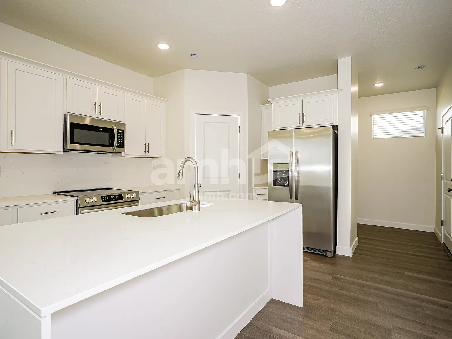 6 bed, 3.5 bath, 2606 sqft, $2,760 — Photo 3