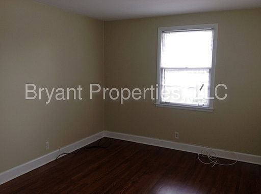 3rd image of 1915 Sweetbriar Ave