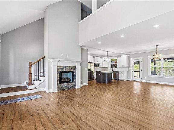 4th image of 315 Windy Hill Dr