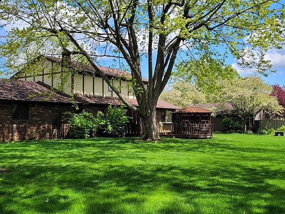 3rd image of 3695 Huntleigh Dr