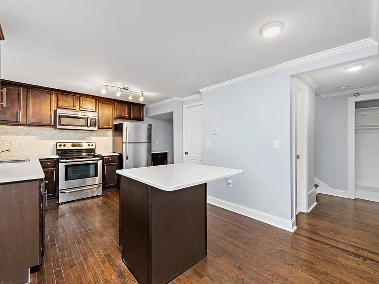 4544 Summit St — Photo 1