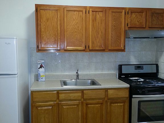 4th image of 2565 Steinway St #2