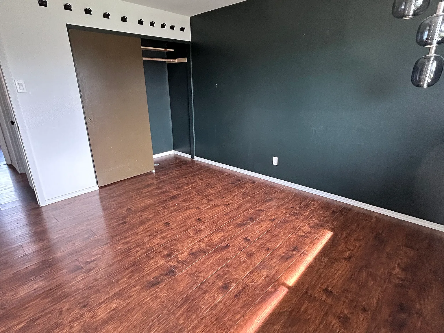 8 bed, 3520 sqft, $1,199 — Photo 3