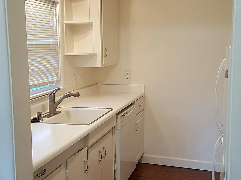 627 Rose Ave #4 — Photo 3