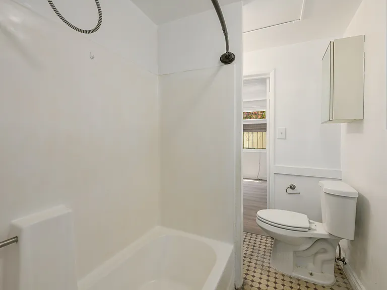 1325 N Orange Dr — Photo 11