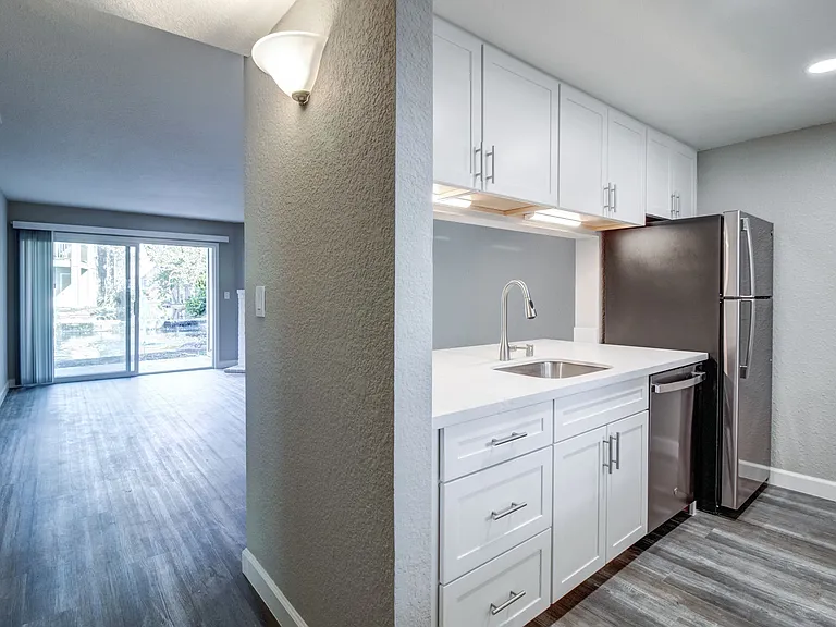 Round Hill Creek Apartments — Photo 8