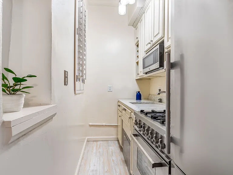 102 W 80th St #55 — Photo 3