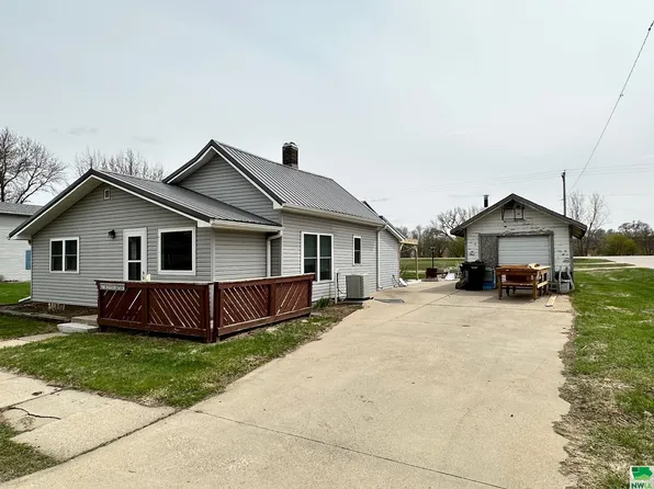 622 W 4th St, Ponca, NE 68770