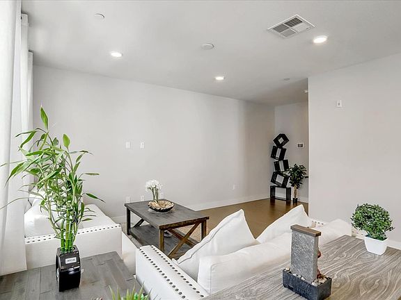 5th image of 263 Baja Rose St
