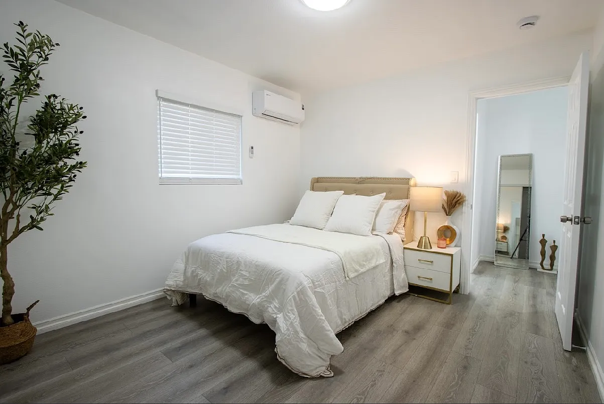939 N Oxford Ave — Photo 4
