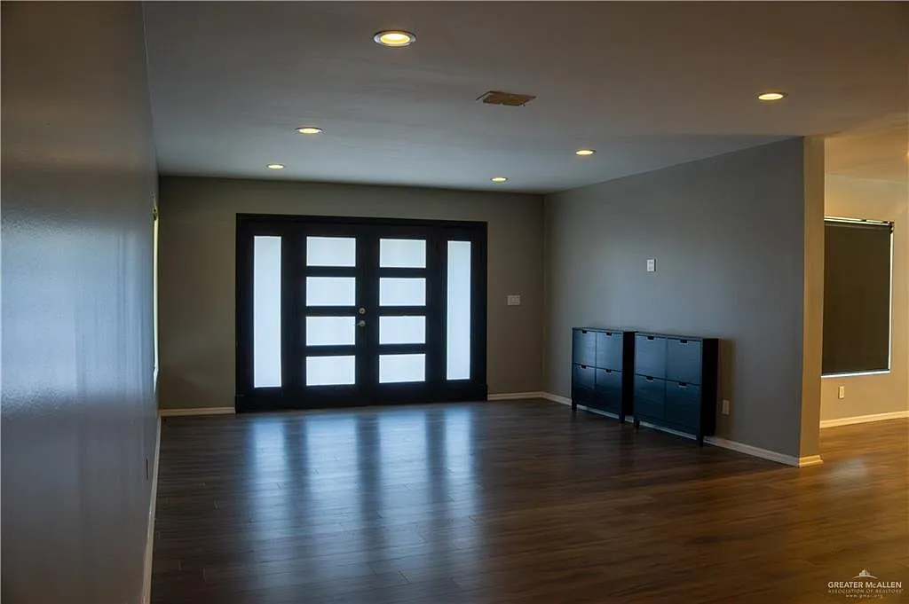 4 bed, 3.0 bath, 3658 sqft, $3,000 — Photo 2