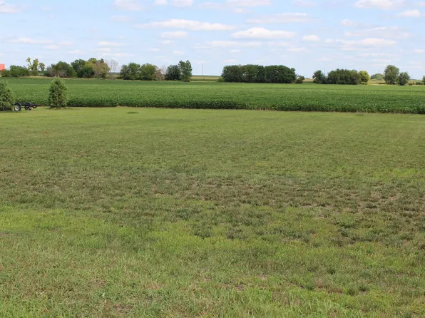 907 & 909 Lakeshore Dr, Storm Lake, IA 50588