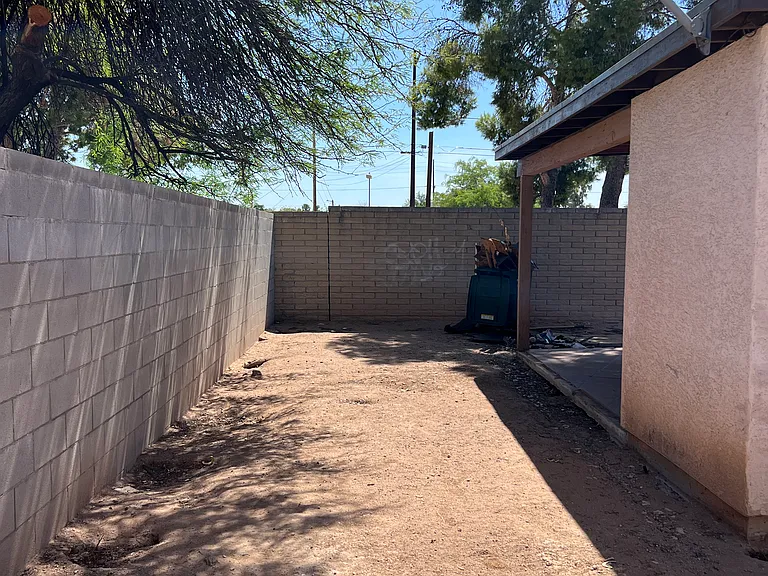 113 W Corona Rd #2 — Photo 31