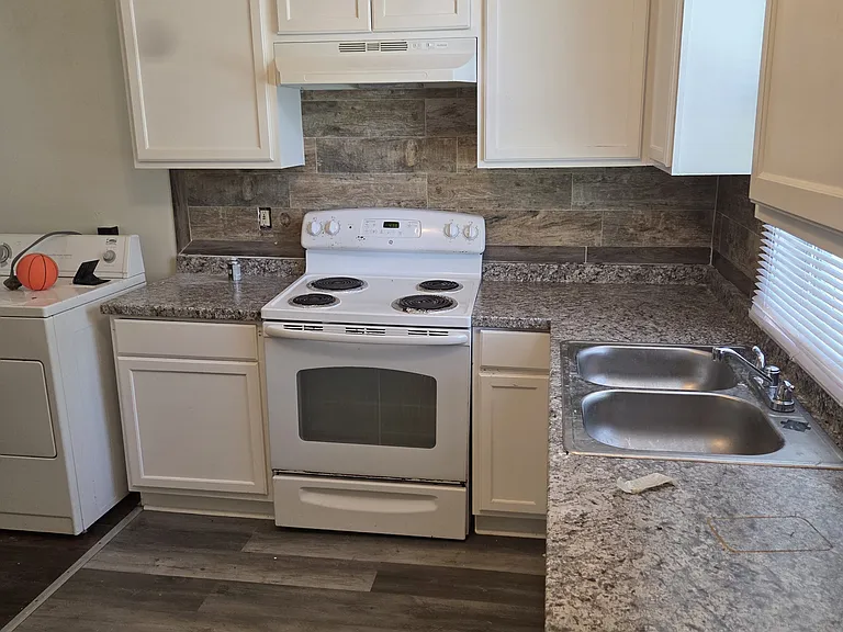 1233 N Airline Ave #B — Photo 8