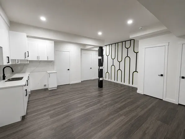 319 33rd Ave NW, Edmonton, AB T6T 2S9