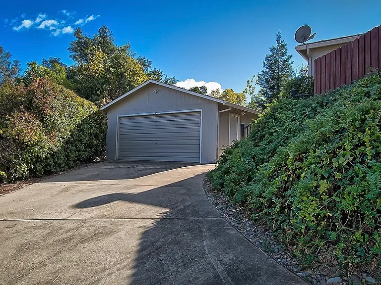 705 Cascade Ct — Photo 11