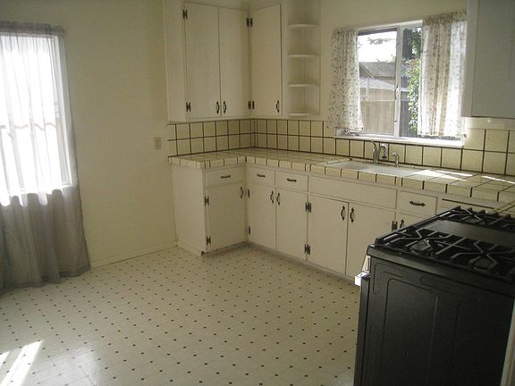 3rd image of 10373 Doris Ave