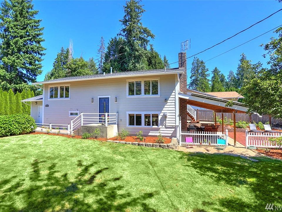 Welcome home to East Renton and this beautiful 3 bedroom, 2 bathroom home located on a huge corner lot. The kitchen boasts newer