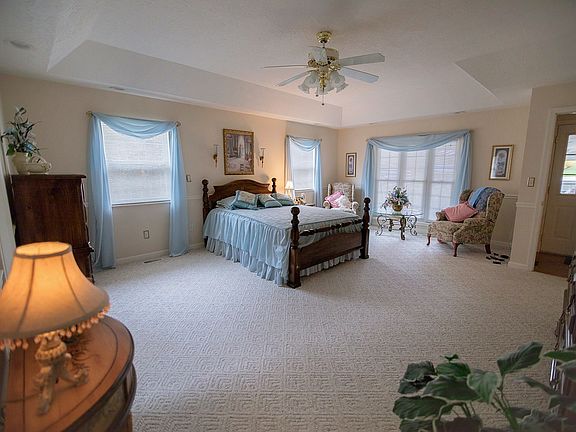 Huge master w/ walk-in 