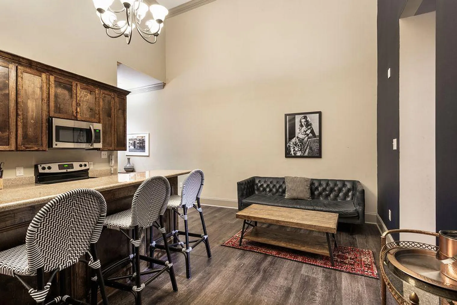 1 bed, 1.0 bath, 796 sqft, $4,358 — Photo 3