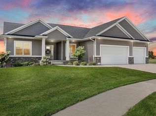5137 Scenic View Ct SW, Cedar Rapids, IA 52404