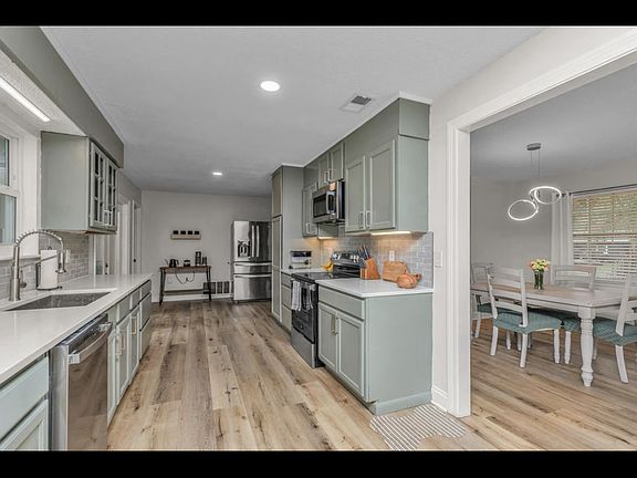 4th image of 215 Buck Dr