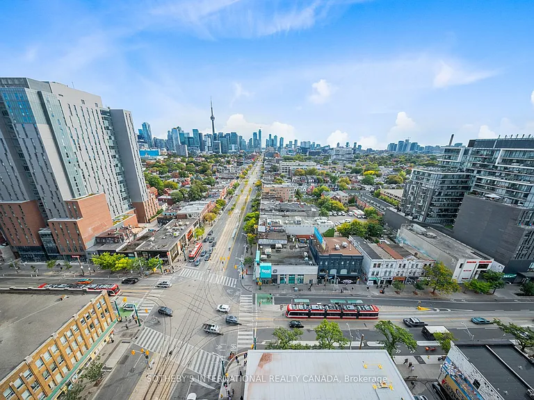 Spadina Ave — Photo 40
