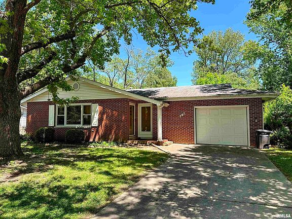 2nd image of 207 S Pine Ln