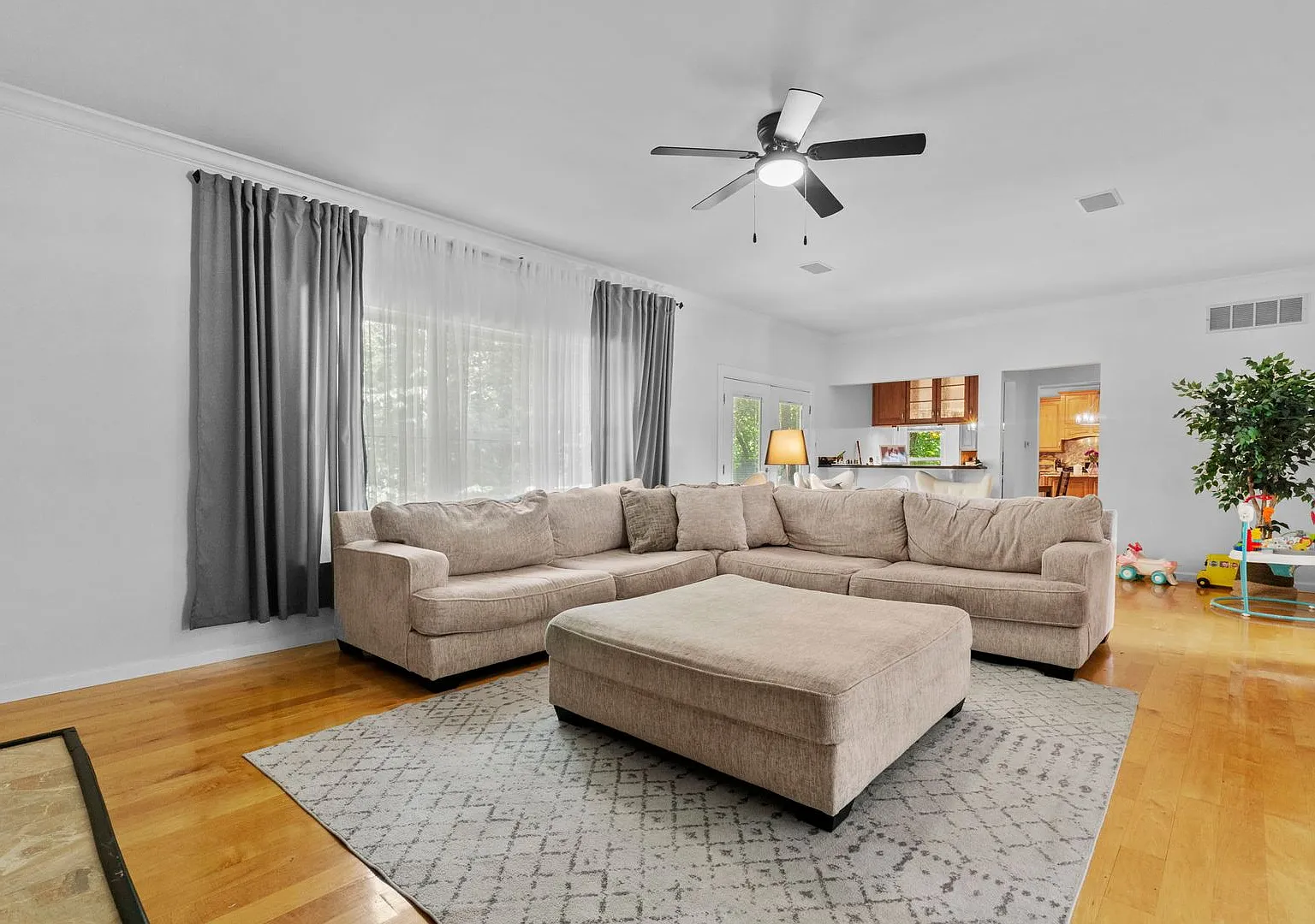 Spacious 5-Bedroom Executive Rental in Desirable Wildwood — Photo 2