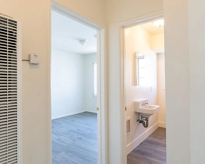 LA Beverly Glen — Photo 17