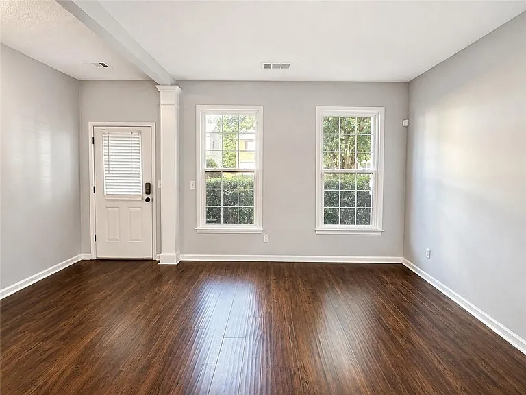 535 Arncliffe Ct — Photo 2