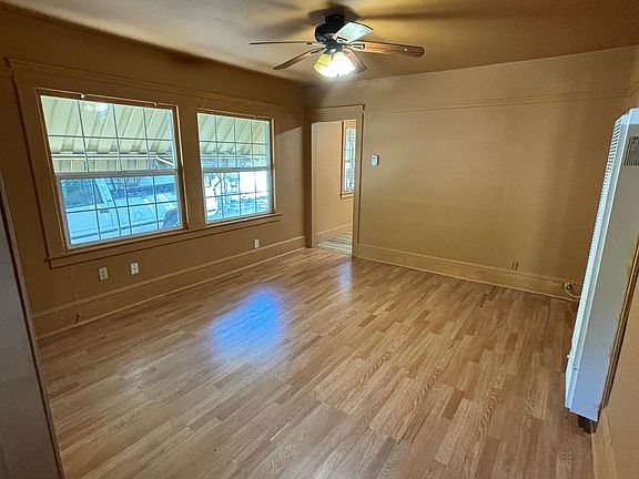 Living room (Angle 3)
