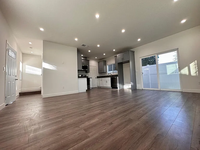 6744 Radford Ave — Photo 25