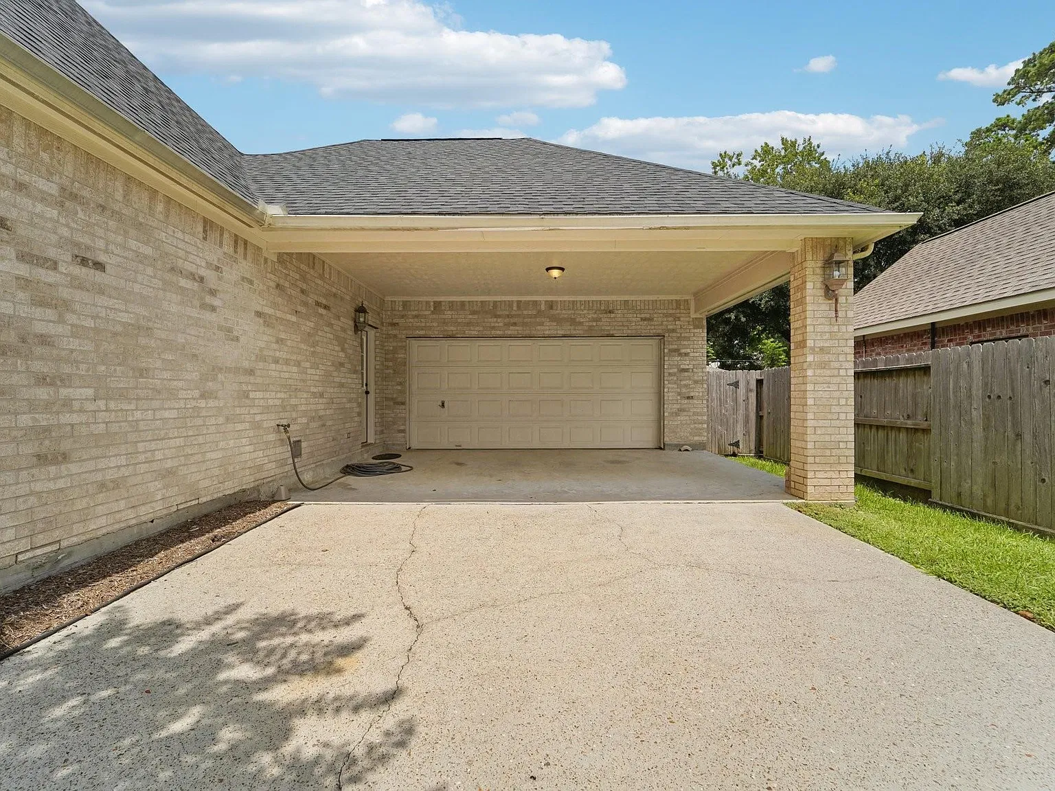 3 bed, 2.0 bath, 2346 sqft, $2,350 — Photo 2