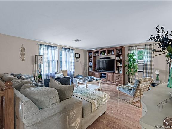 3rd image of 33 Winside Lane