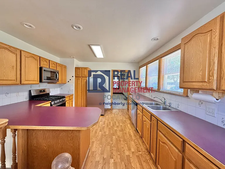 631 N Johnson Ave — Photo 5