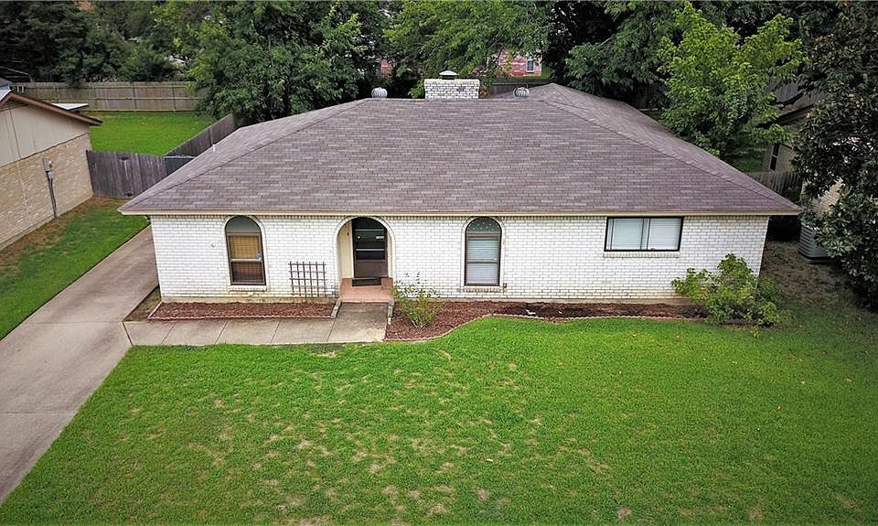 1st image of 611 Cypress Cir