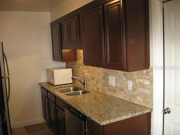4th image of 3083 Willow Bend Blvd