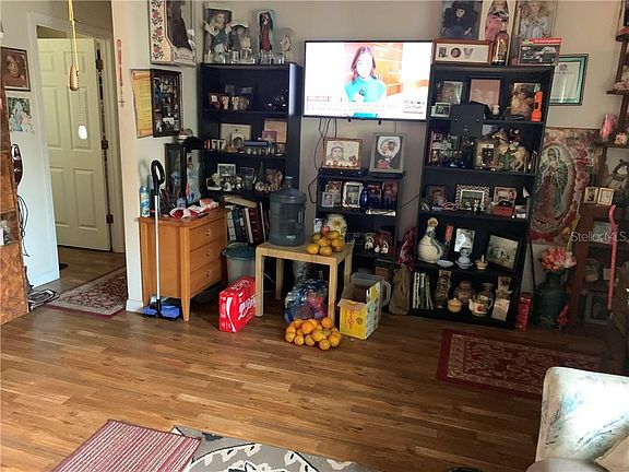4th image of 1051 SE Maple Dr