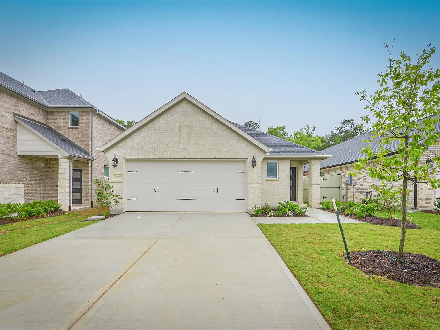3 bed, 2.0 bath, 1449 sqft, $2,300 — Photo 1