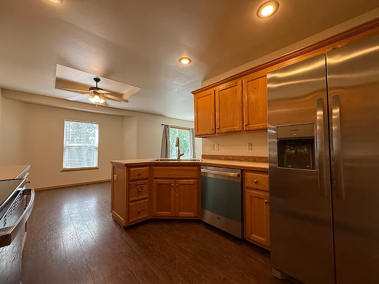 1453 S Lone Pine Ave — Photo 7