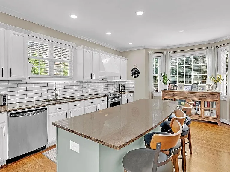 1005 Tarrytown Ln — Photo 8