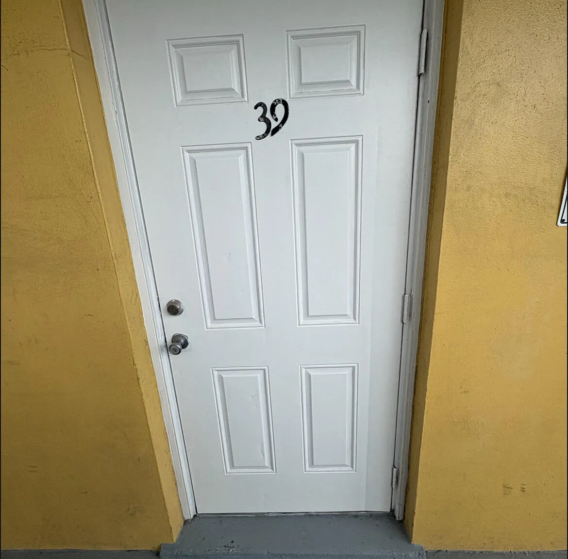 3 bed, 2.0 bath, 1190 sqft, $2,400 — Photo 1