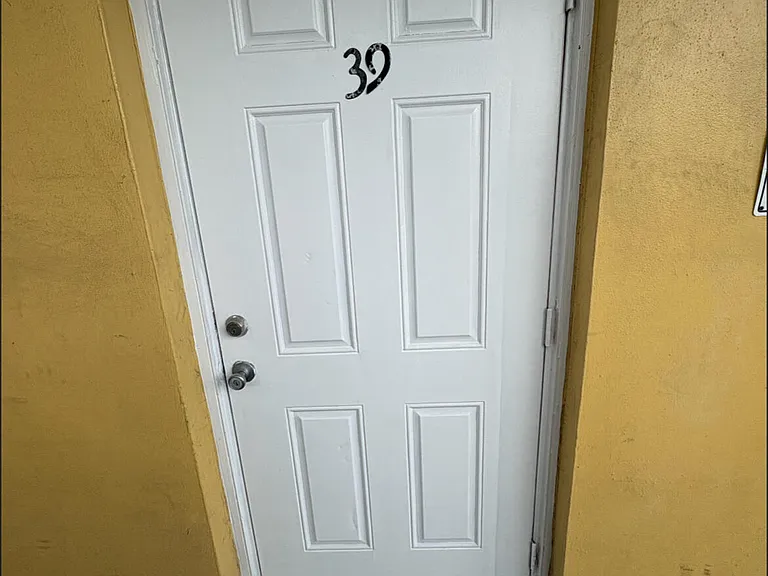 1501 Crescent Cir — Photo 1