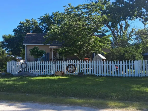 105 Cross St, Clark, MO 65243