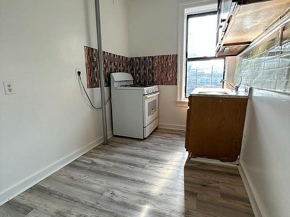 2nd image of 1114 Stratford Ave