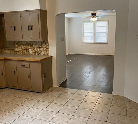 Large eat-in kitchen ((13X12)